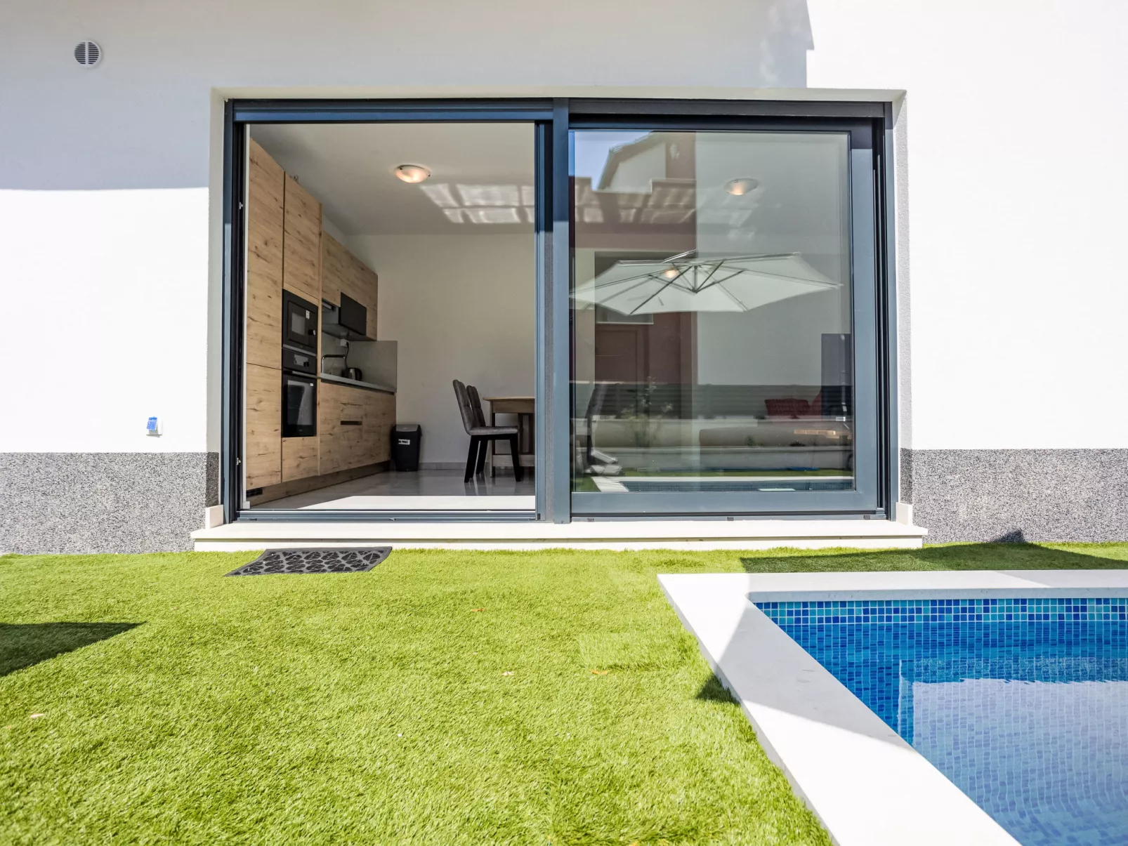 Sunny Pool-Binnen