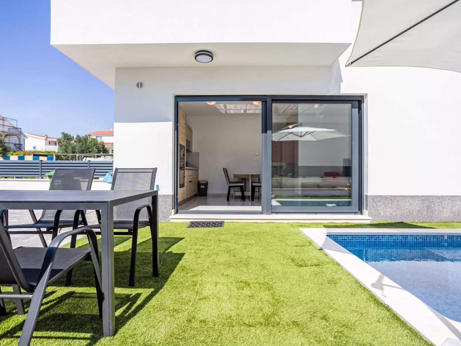 Sunny Pool-Buiten