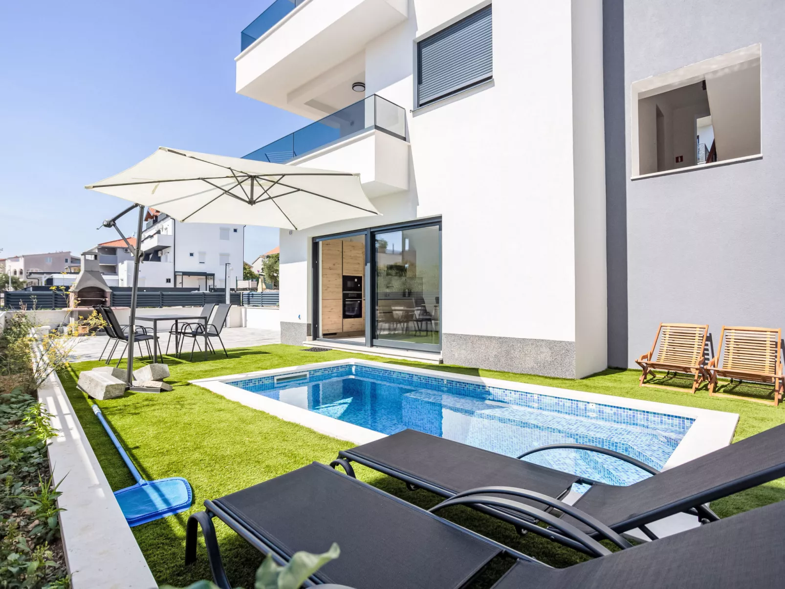 Sunny Pool-Binnen