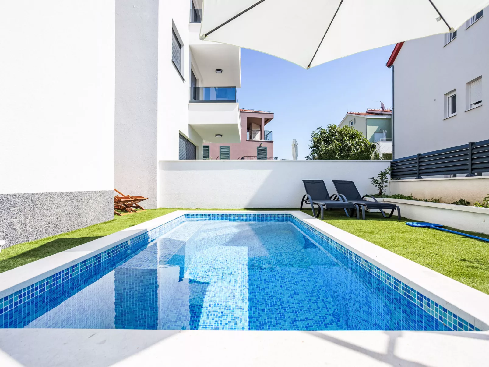 Sunny Pool-Binnen