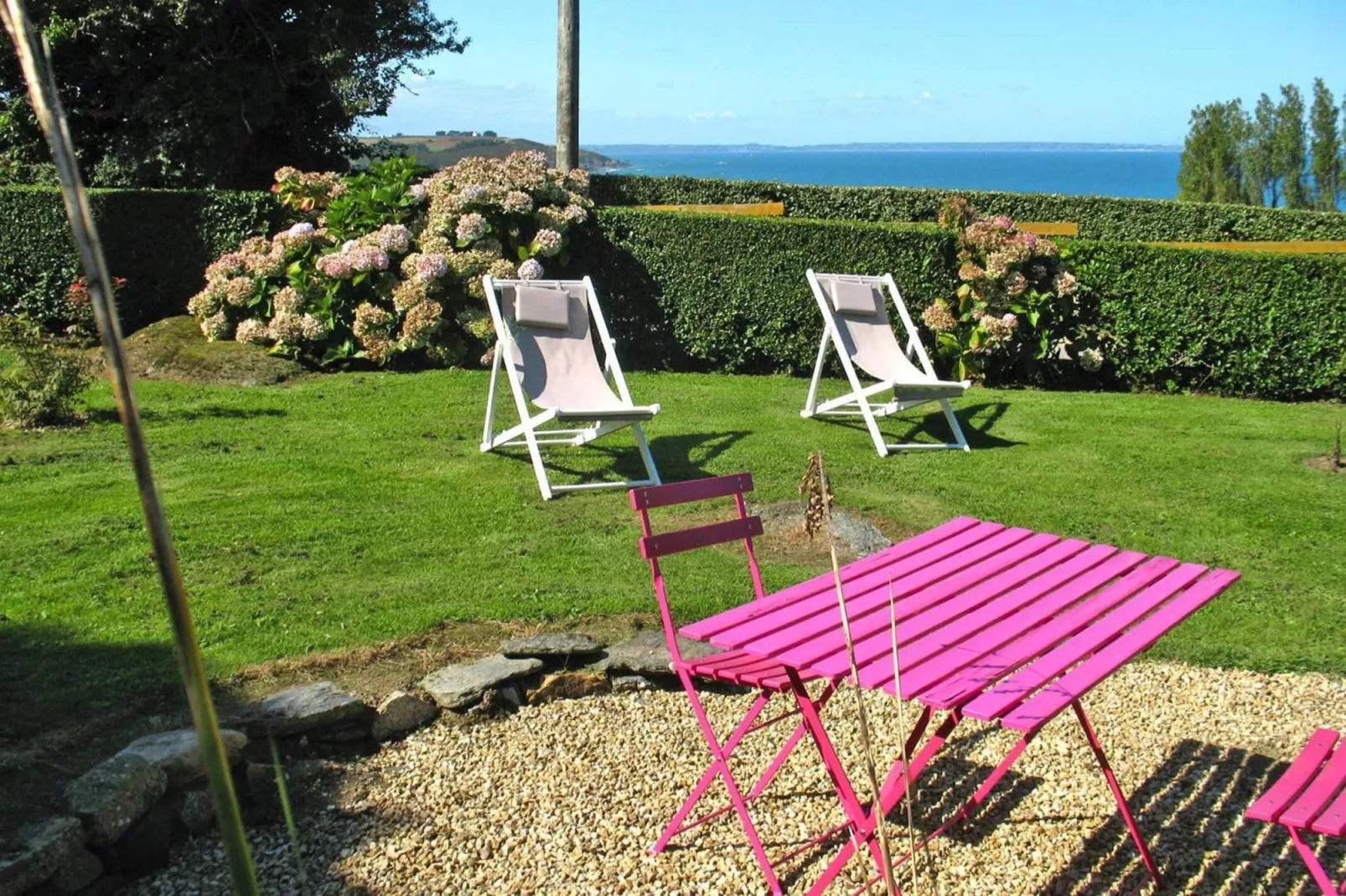 Natural stone cottage with garden and sea view on Breton estate Plougasnou-Terrasbalkon