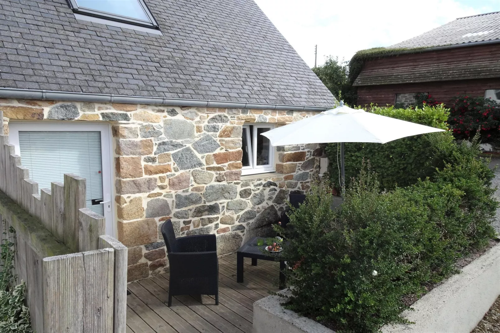 Natural stone cottage with garden and sea view on Breton estate Plougasnou-Buitenkant zomer