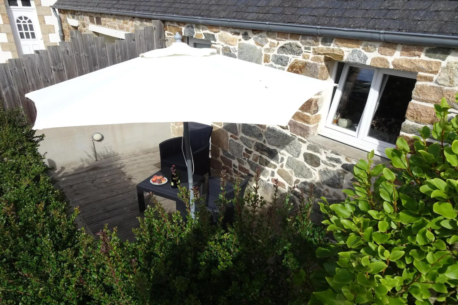 Natural stone cottage with garden and sea view on Breton estate Plougasnou-Buitenkant zomer