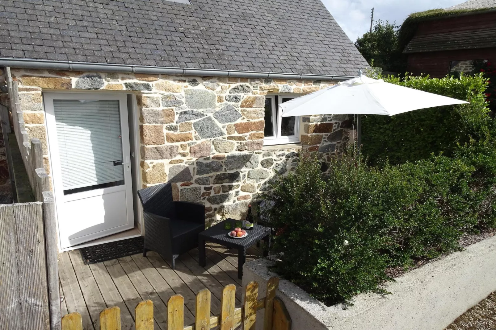 Natural stone cottage with garden and sea view on Breton estate Plougasnou-Buitenkant zomer