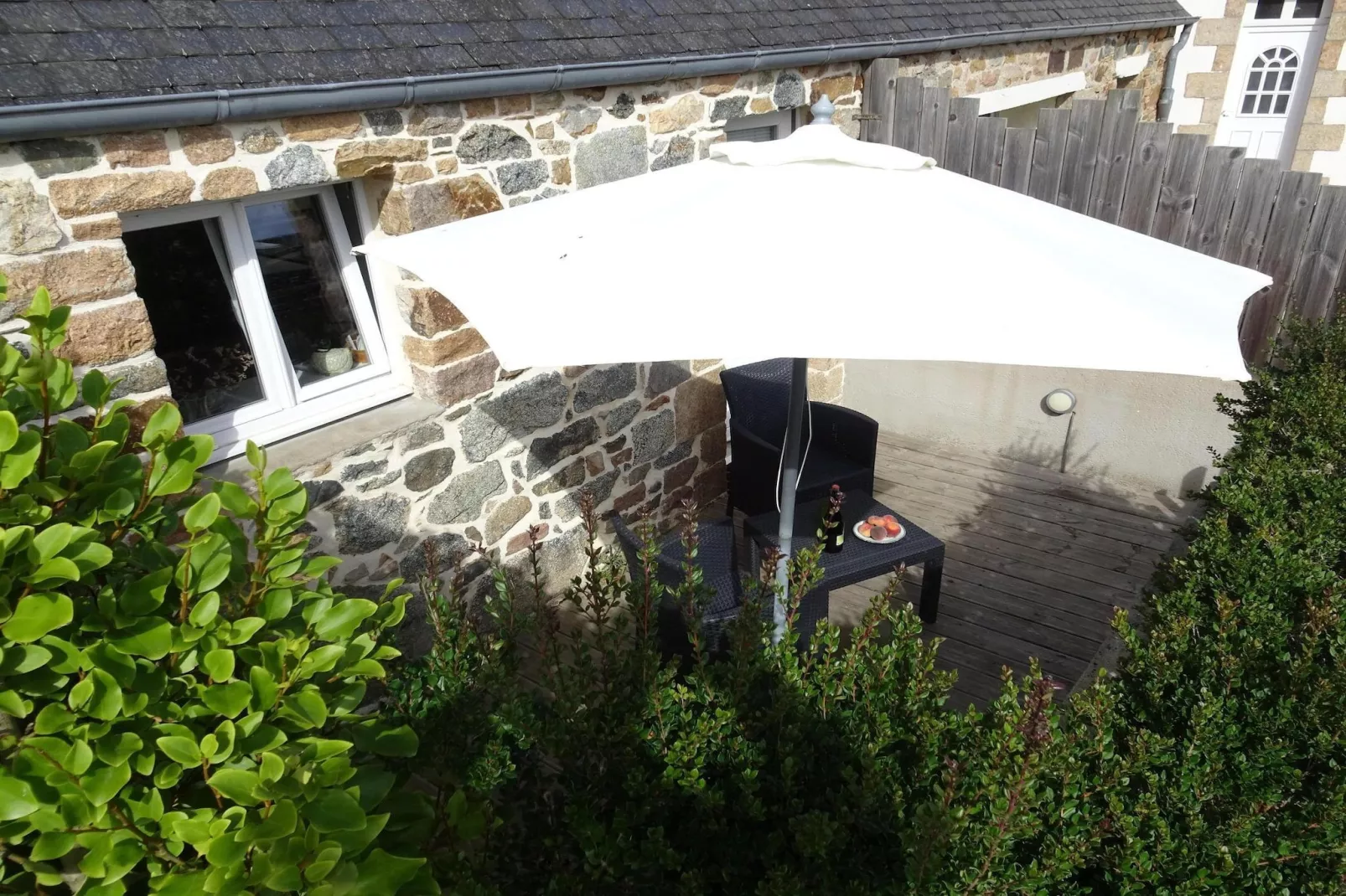 Natural stone cottage with garden and sea view on Breton estate Plougasnou-Buitenkant zomer