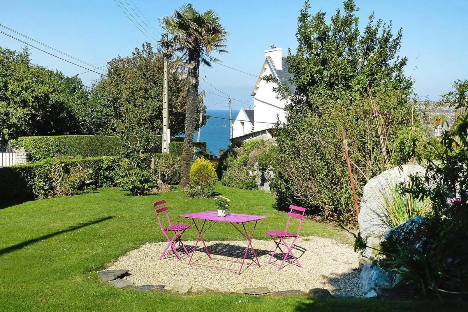 Natural stone cottage with garden and sea view on Breton estate Plougasnou-Terrasbalkon