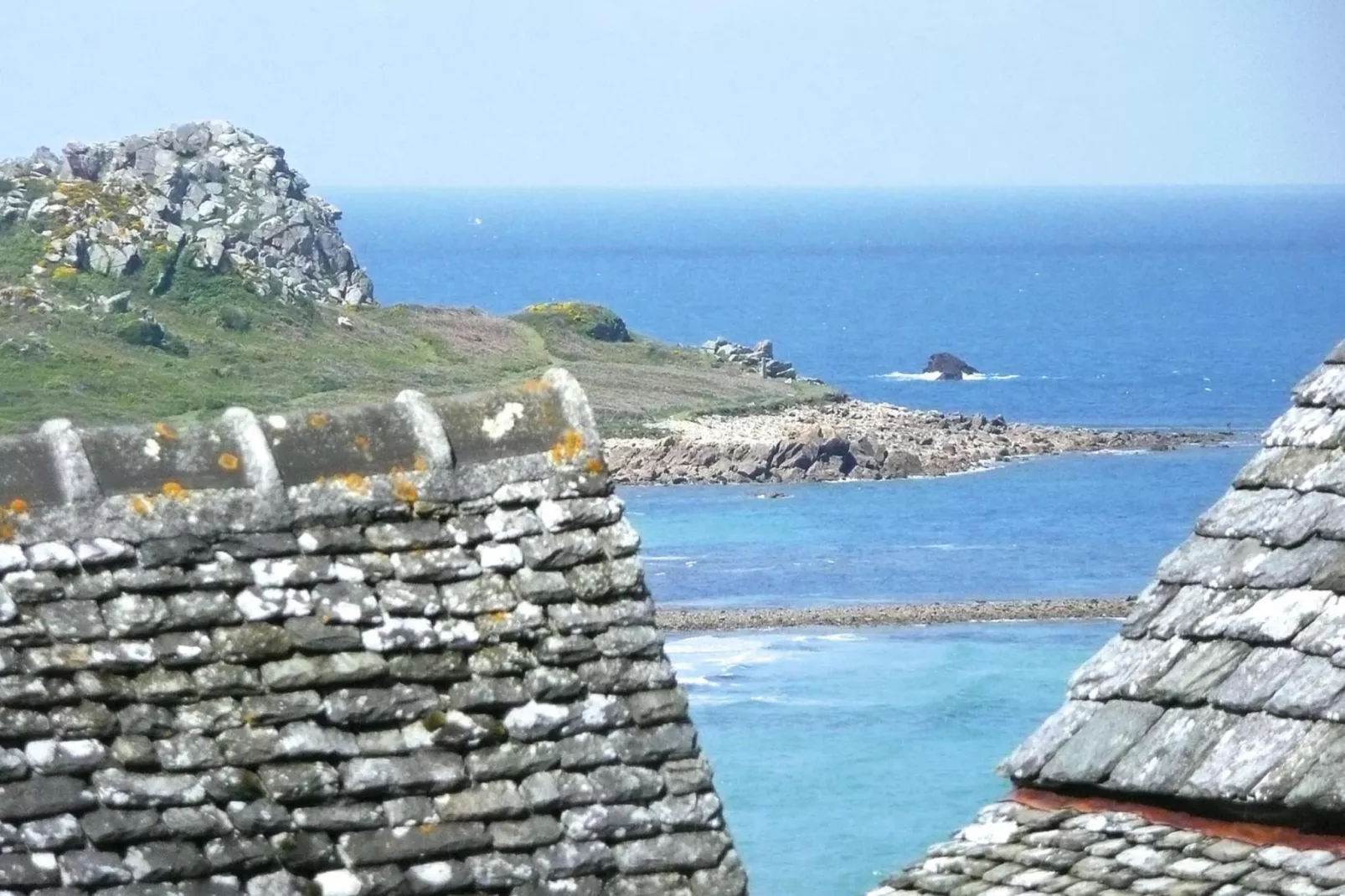 Natural stone cottage with garden and sea view on Breton estate Plougasnou-Uitzicht zomer