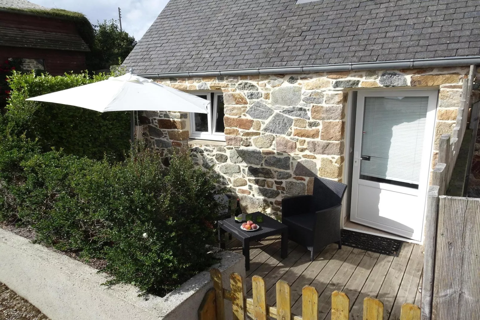 Natural stone cottage with garden and sea view on Breton estate Plougasnou-Buitenkant zomer