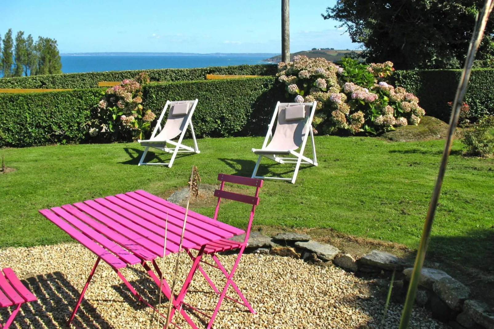 Natural stone cottage with garden and sea view on Breton estate Plougasnou-Terrasbalkon