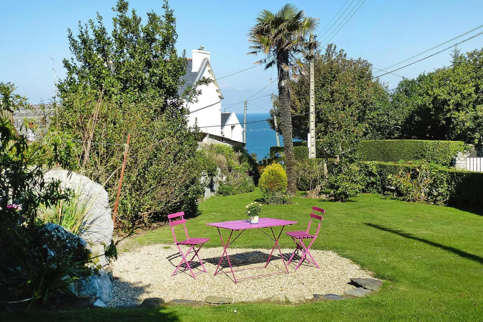 Natural stone cottage with garden and sea view on Breton estate Plougasnou-Terrasbalkon