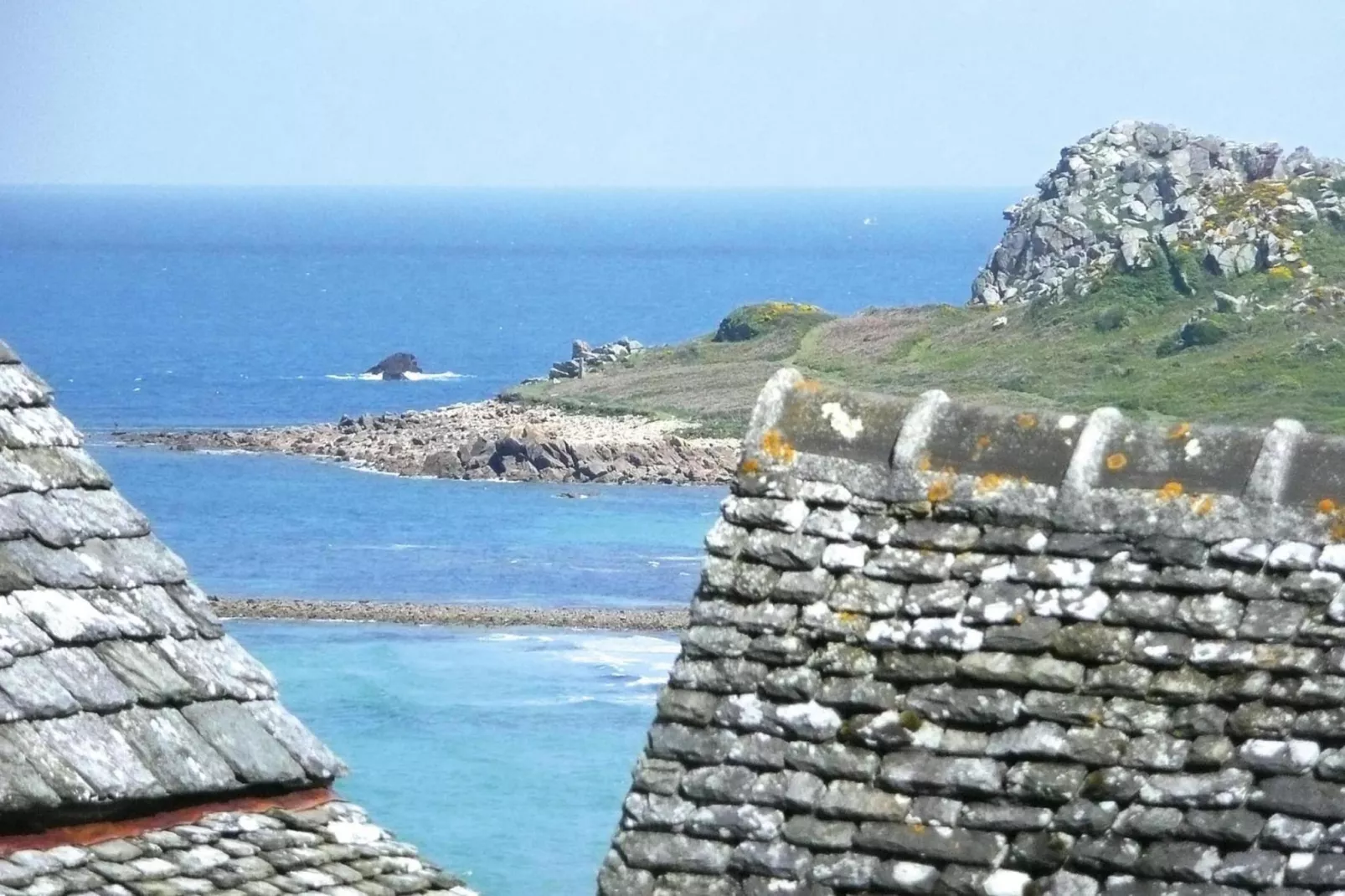 Natural stone cottage with garden and sea view on Breton estate Plougasnou-Uitzicht zomer