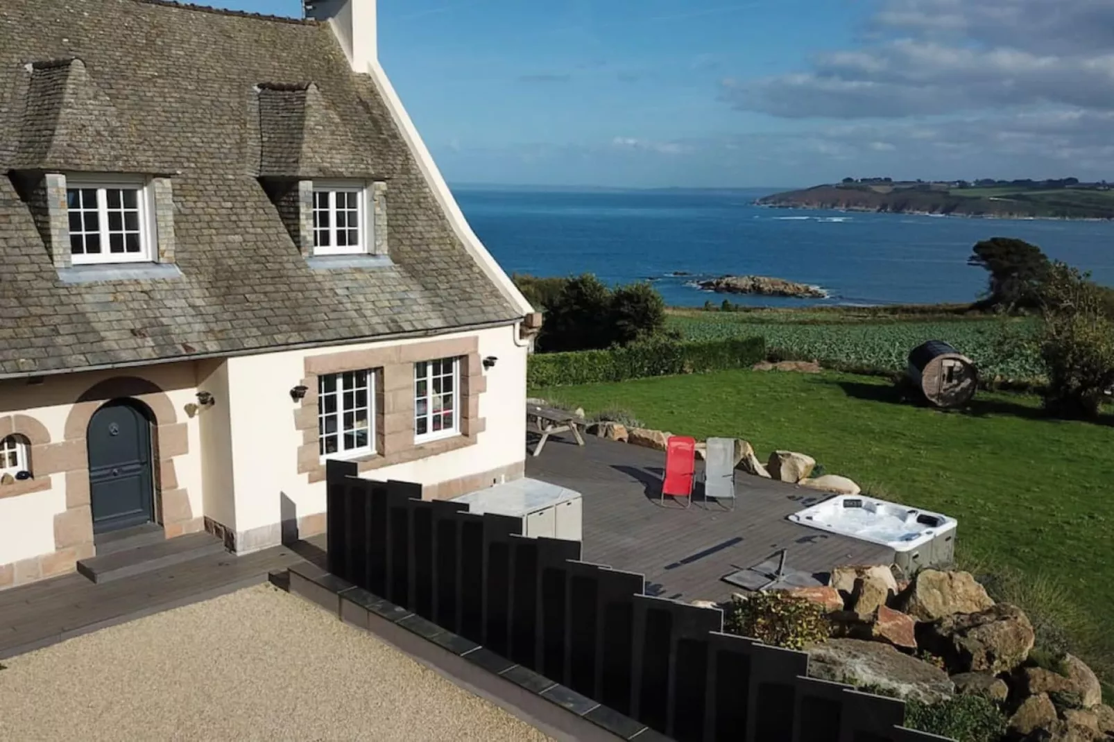 Natural stone cottage with garden and sea view on Breton estate Plougasnou-Gebieden zomer 1km