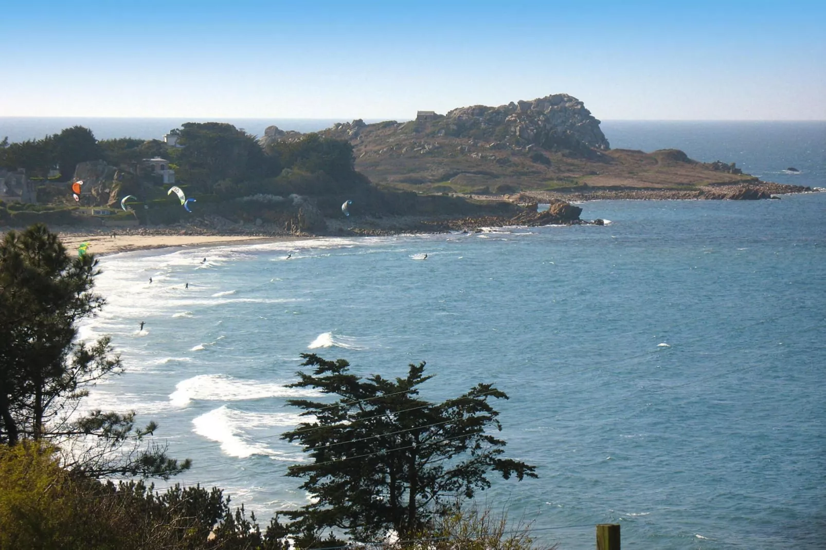 Natural stone cottage with garden and sea view on Breton estate Plougasnou-Gebieden zomer 5km