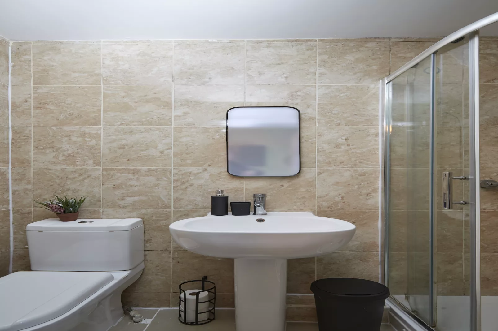 BV Aparthotel Huddersfield Ideal for Business & Leisure Stays-Badkamer