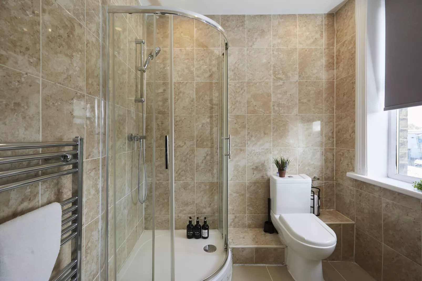 BV Aparthotel Huddersfield Ideal for Business & Leisure Stays-Badkamer