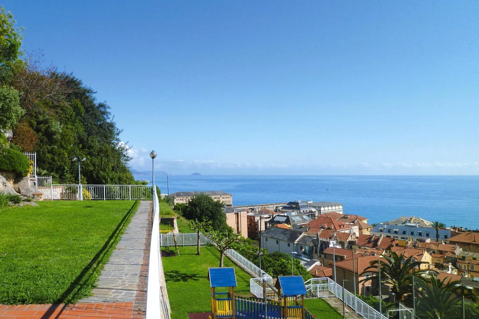 Residence Sant'Anna Pietra Ligure - TR1 - C8 CL Classic-Uitzicht zomer