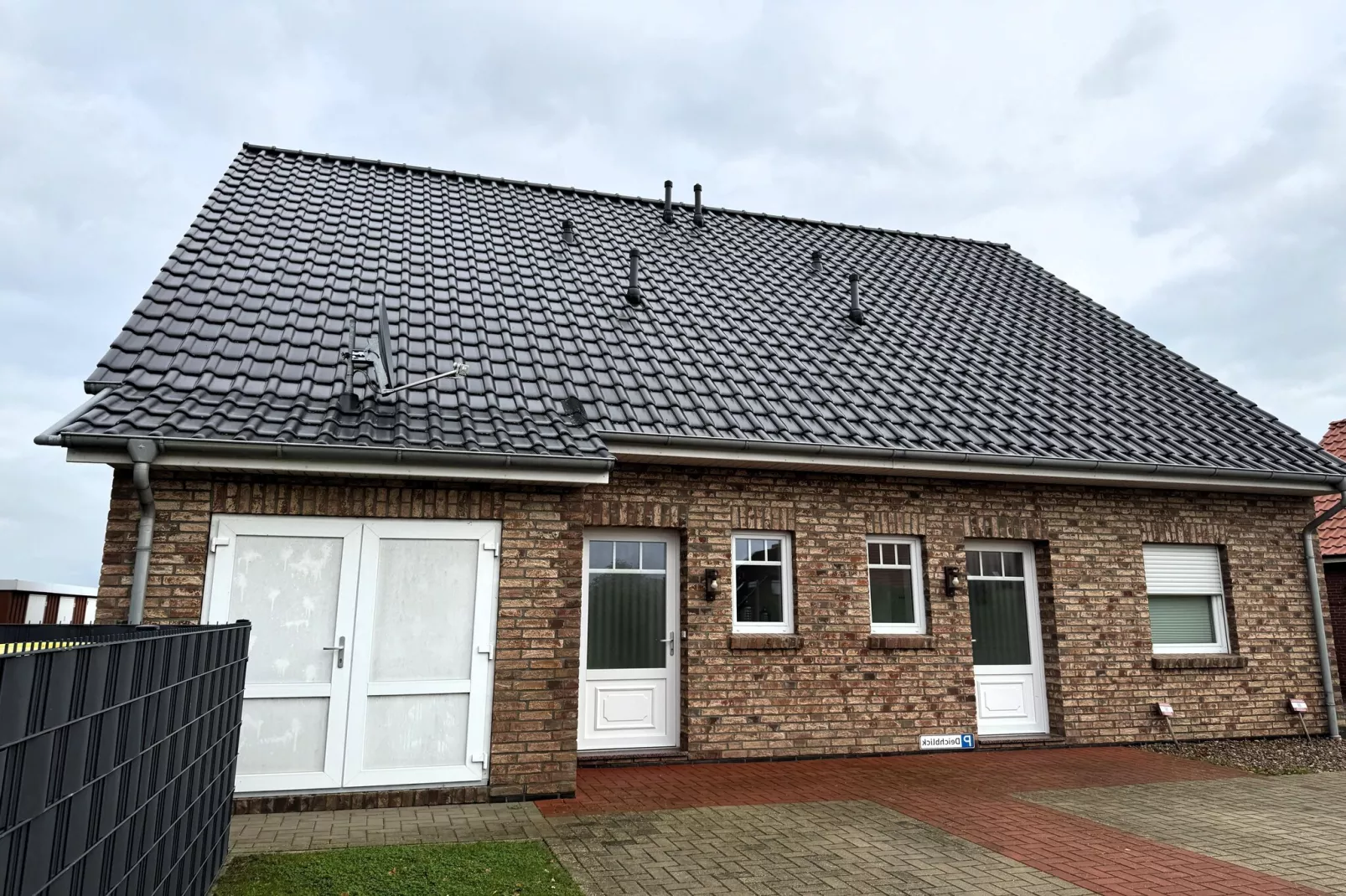 Gemütliche Nordsee-Wohnung in Neßmersiel mit Garten und Feldblick-Buitenkant zomer