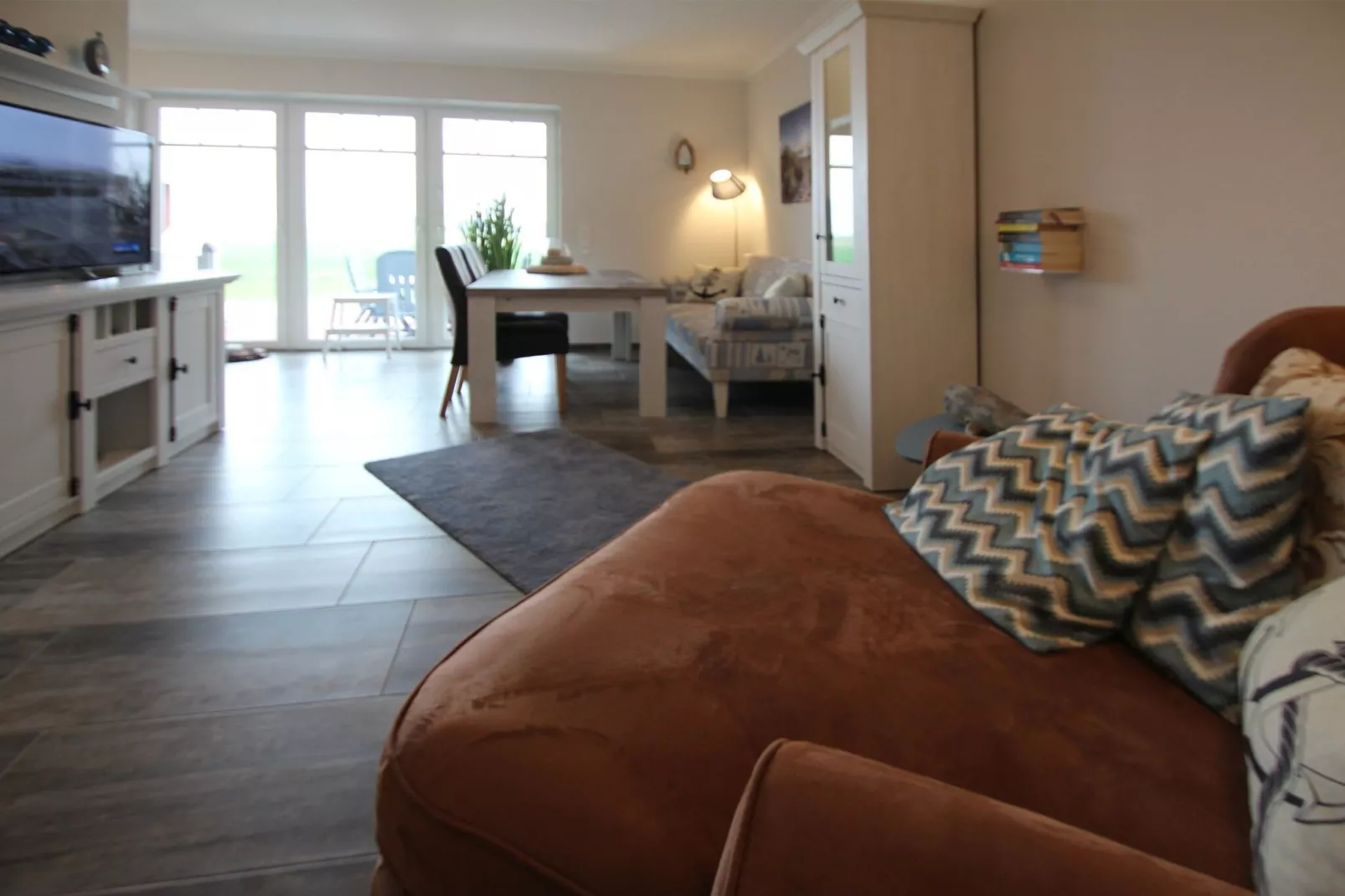 Gemütliche Nordsee-Wohnung in Neßmersiel mit Garten und Feldblick-Woonkamer