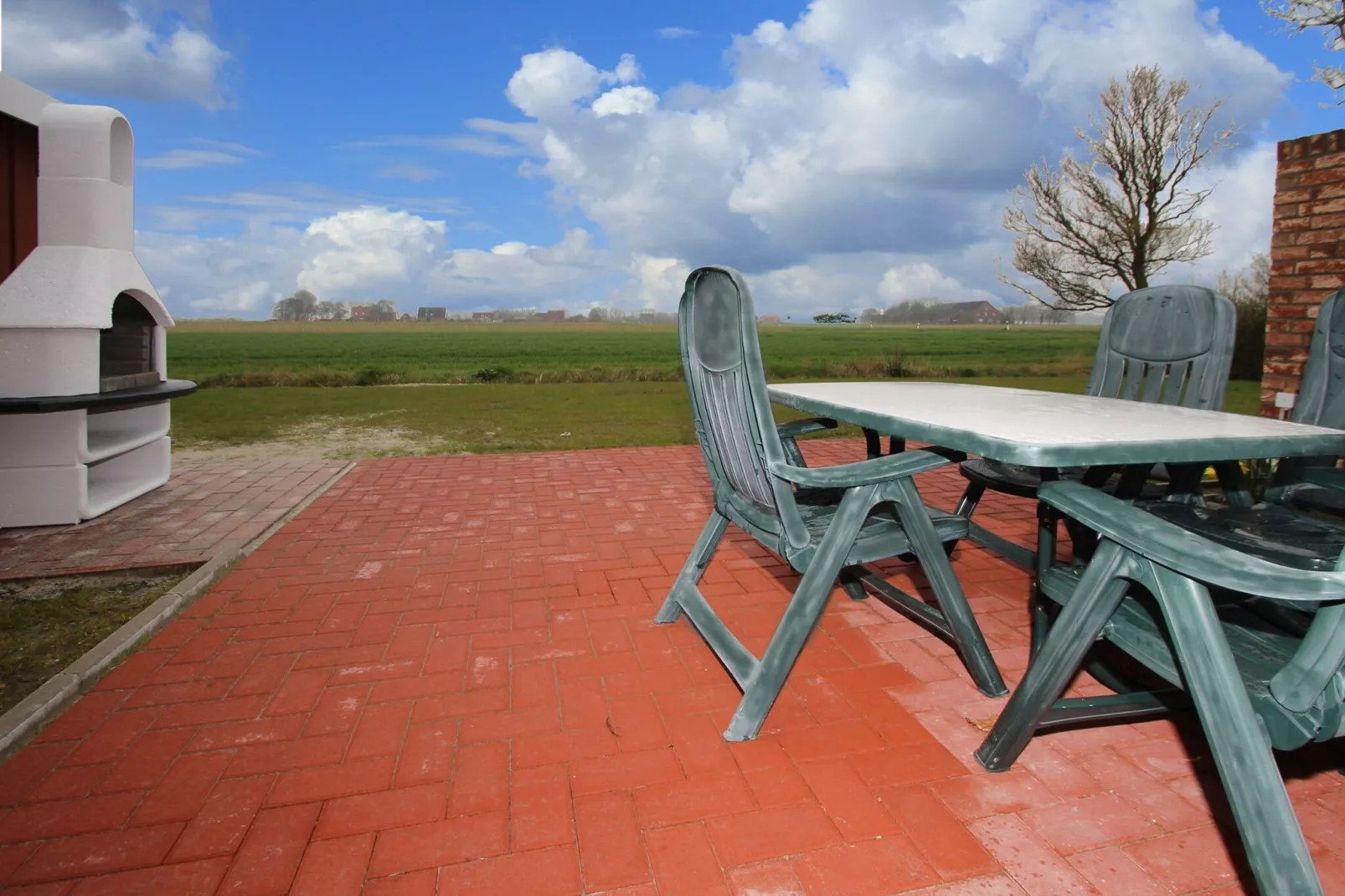 Gemütliche Nordsee-Wohnung in Neßmersiel mit Garten und Feldblick-Terrasbalkon