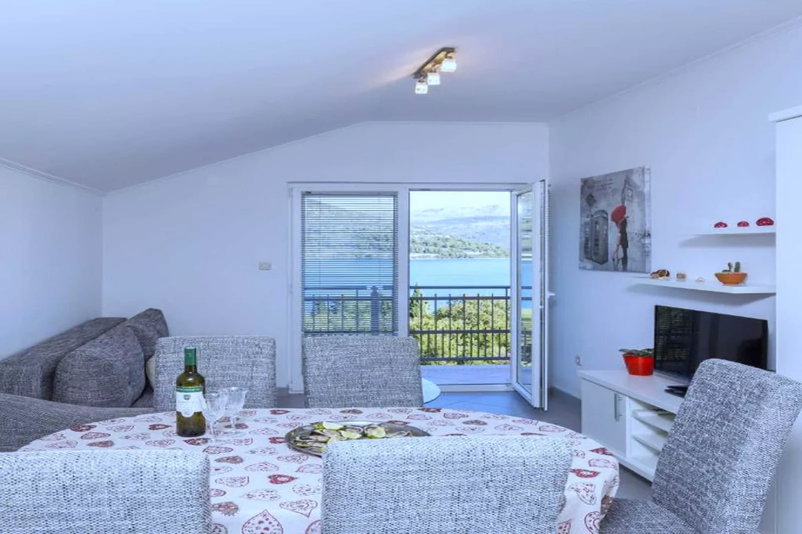 Apartments Memunić - One Bedroom Apartment with Balcony and Sea View (CRVENI)-Binnen