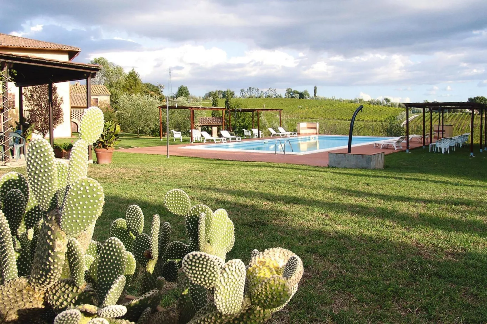 Agri-tourism Poggio al Sole Vinci Type Margherita-Margherita-Tuinen zomer