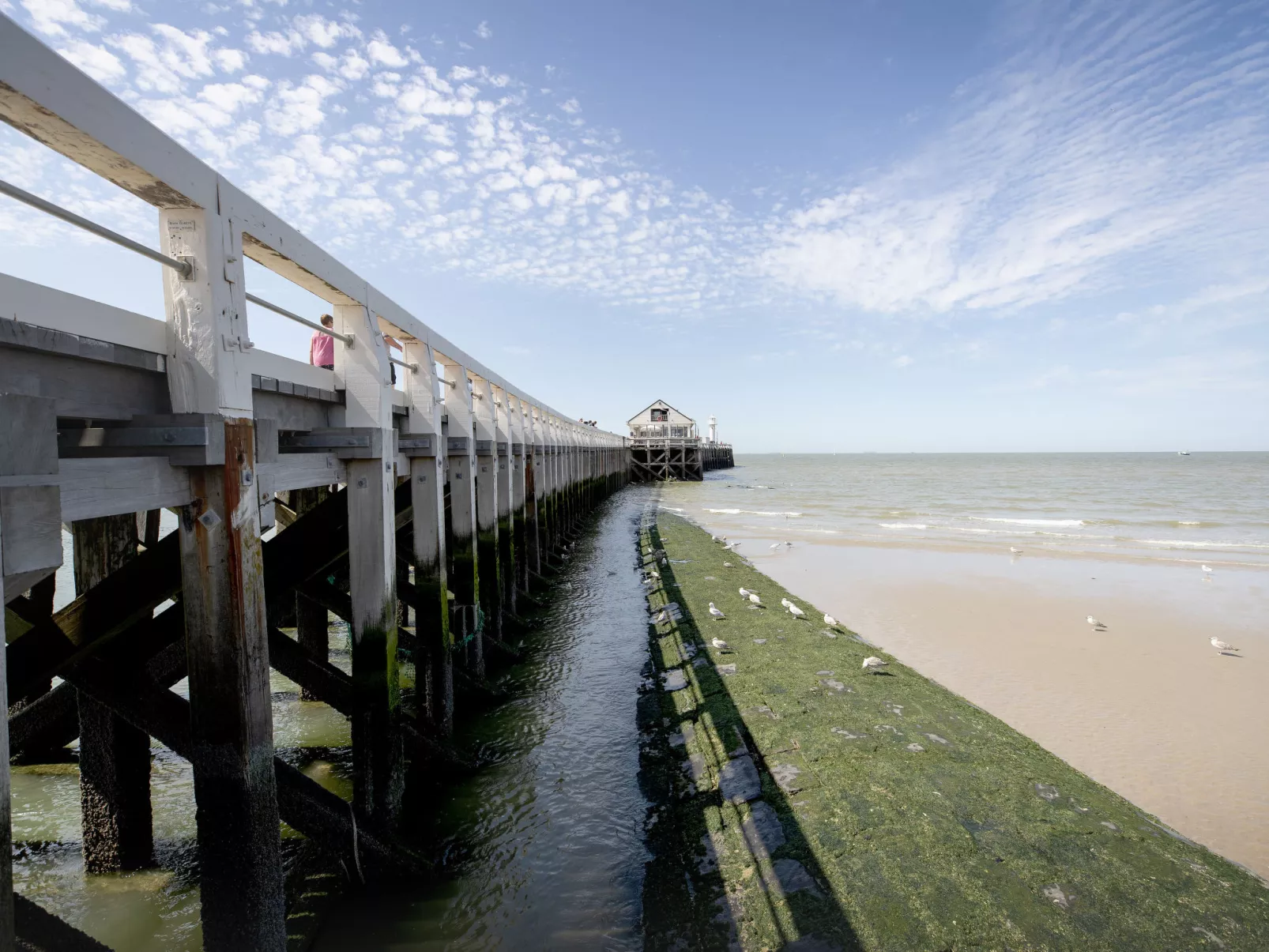 Railway to the Beach with balcony-Buiten