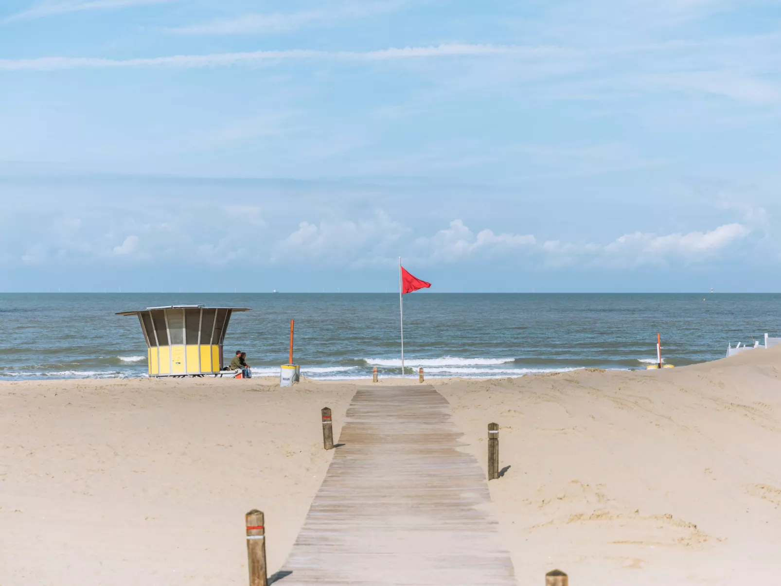 Railway to the Beach with balcony-Buiten
