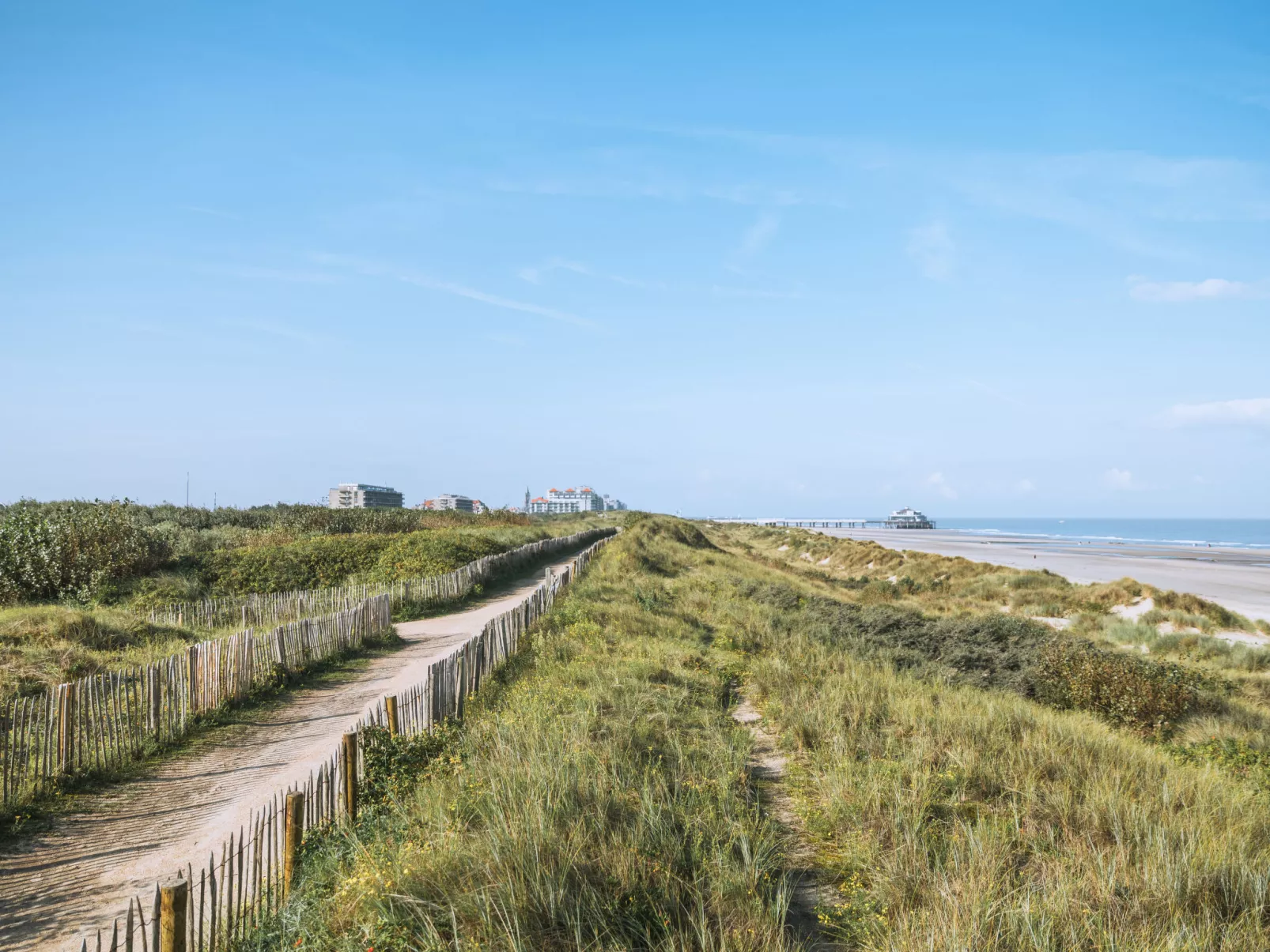 Railway to the Beach with balcony-Buiten