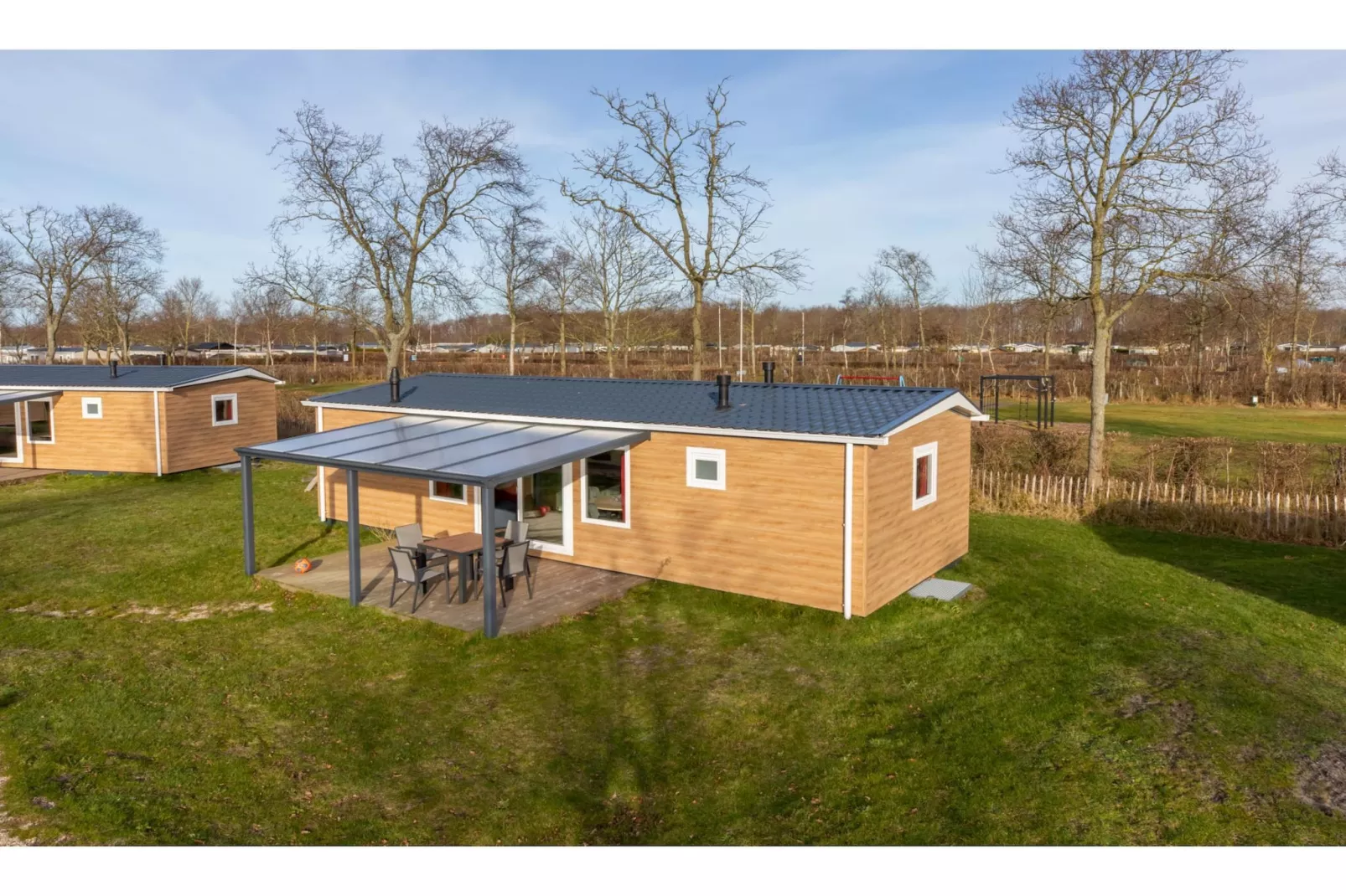 Chalet - Camping de Duinhoeve 'Bosdier'-Buitenkant zomer