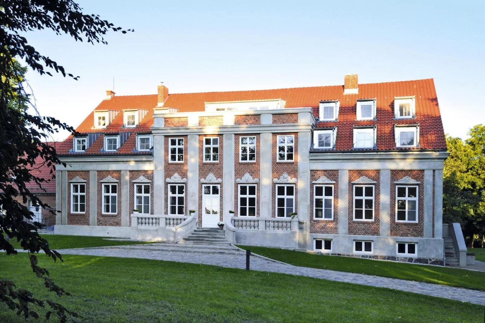 Gutshaus Zicker -Wohnung 11-Buitenkant zomer