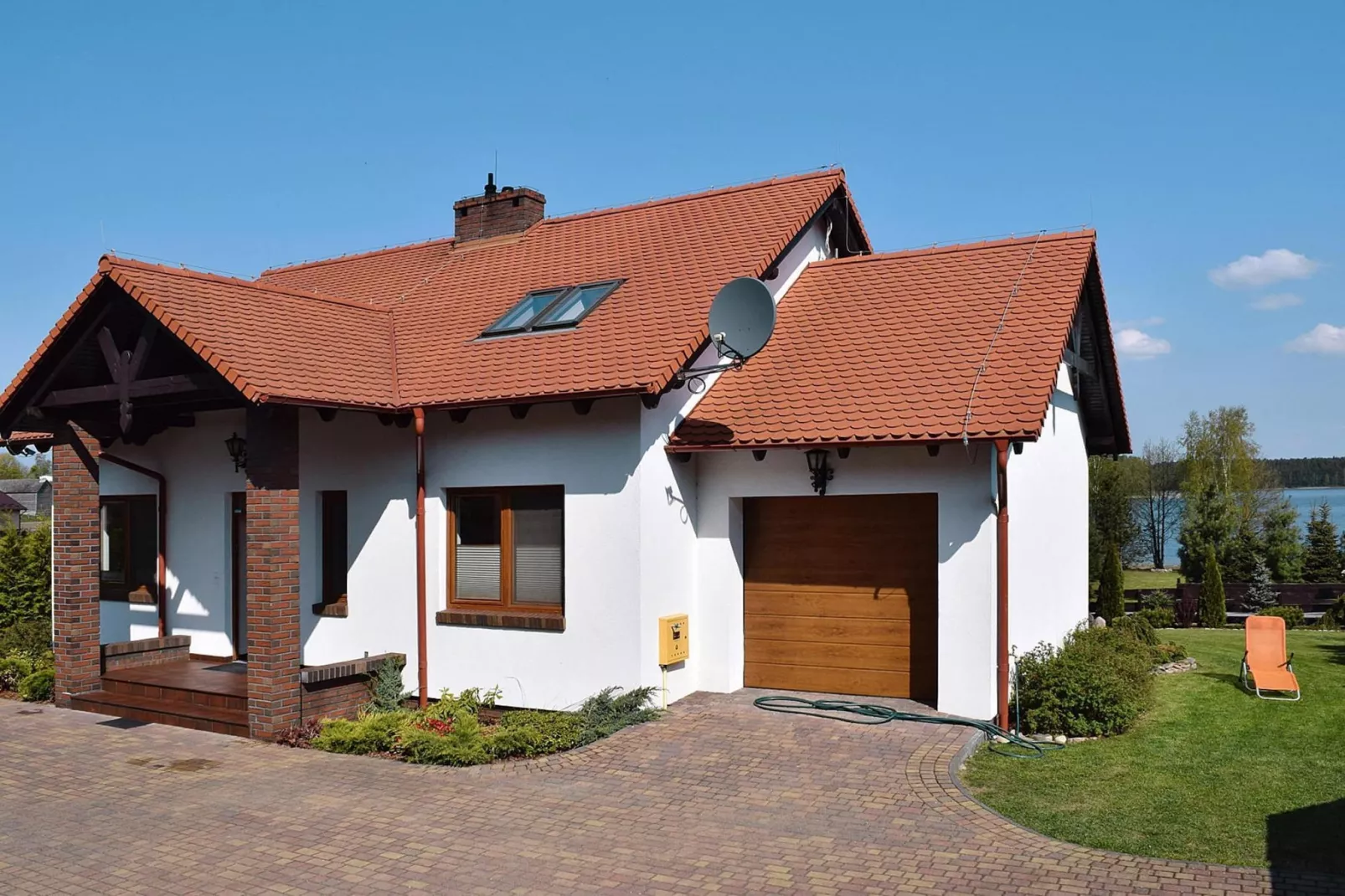 Holiday home at the lake in Kiedrowice-Buitenkant zomer