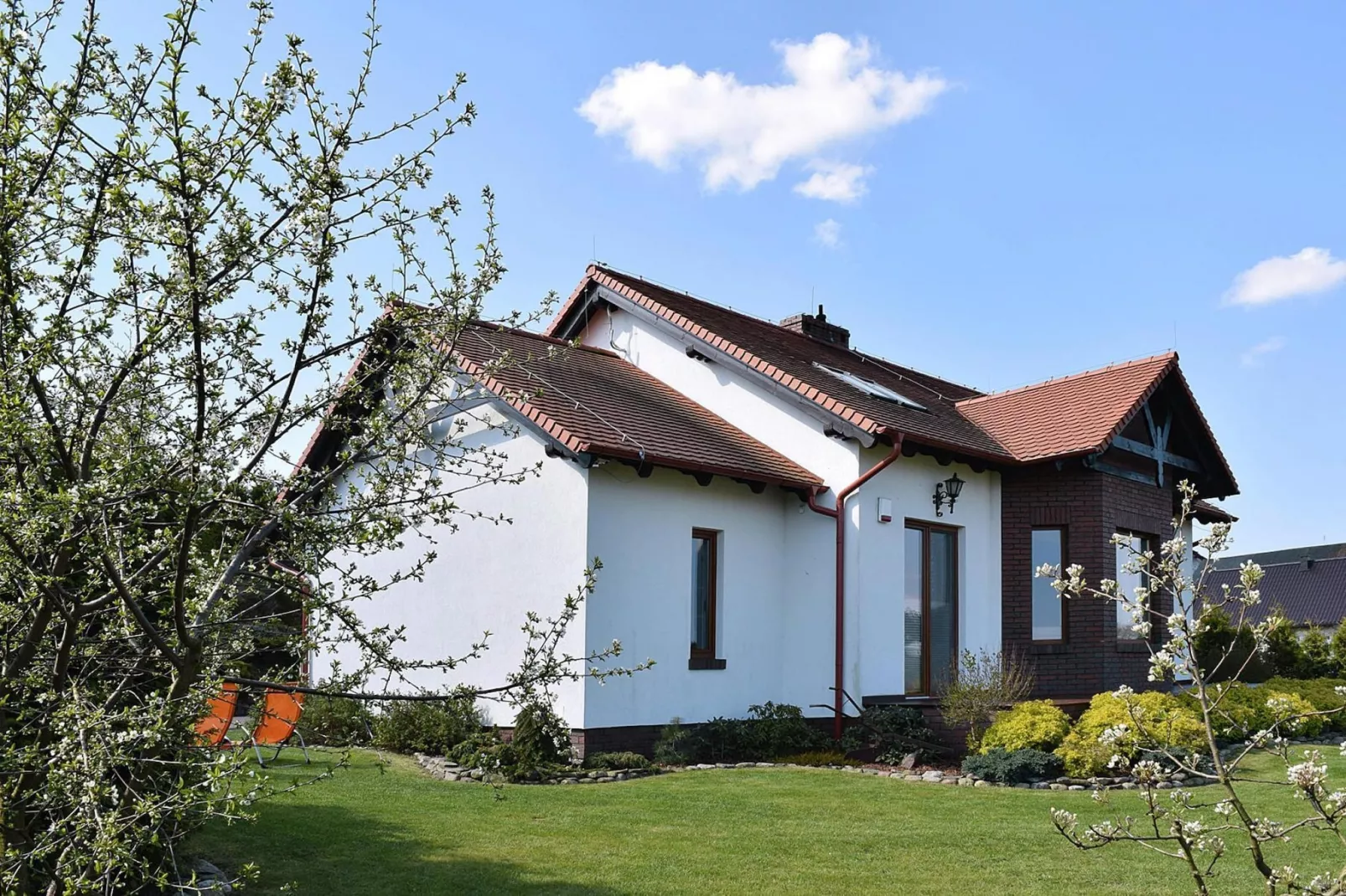 Holiday home at the lake in Kiedrowice-Buitenkant zomer