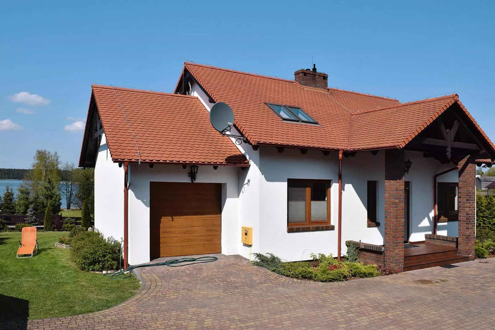Holiday home at the lake in Kiedrowice-Buitenkant zomer