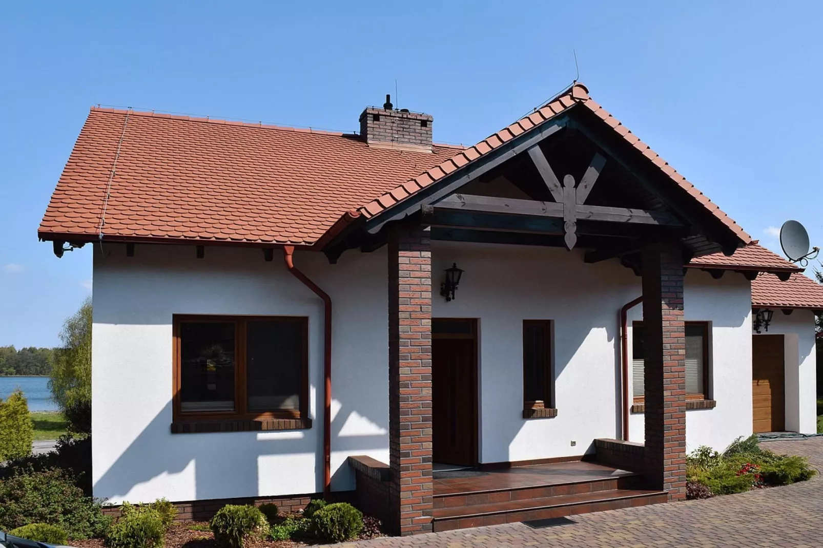 Holiday home at the lake in Kiedrowice-Buitenkant zomer