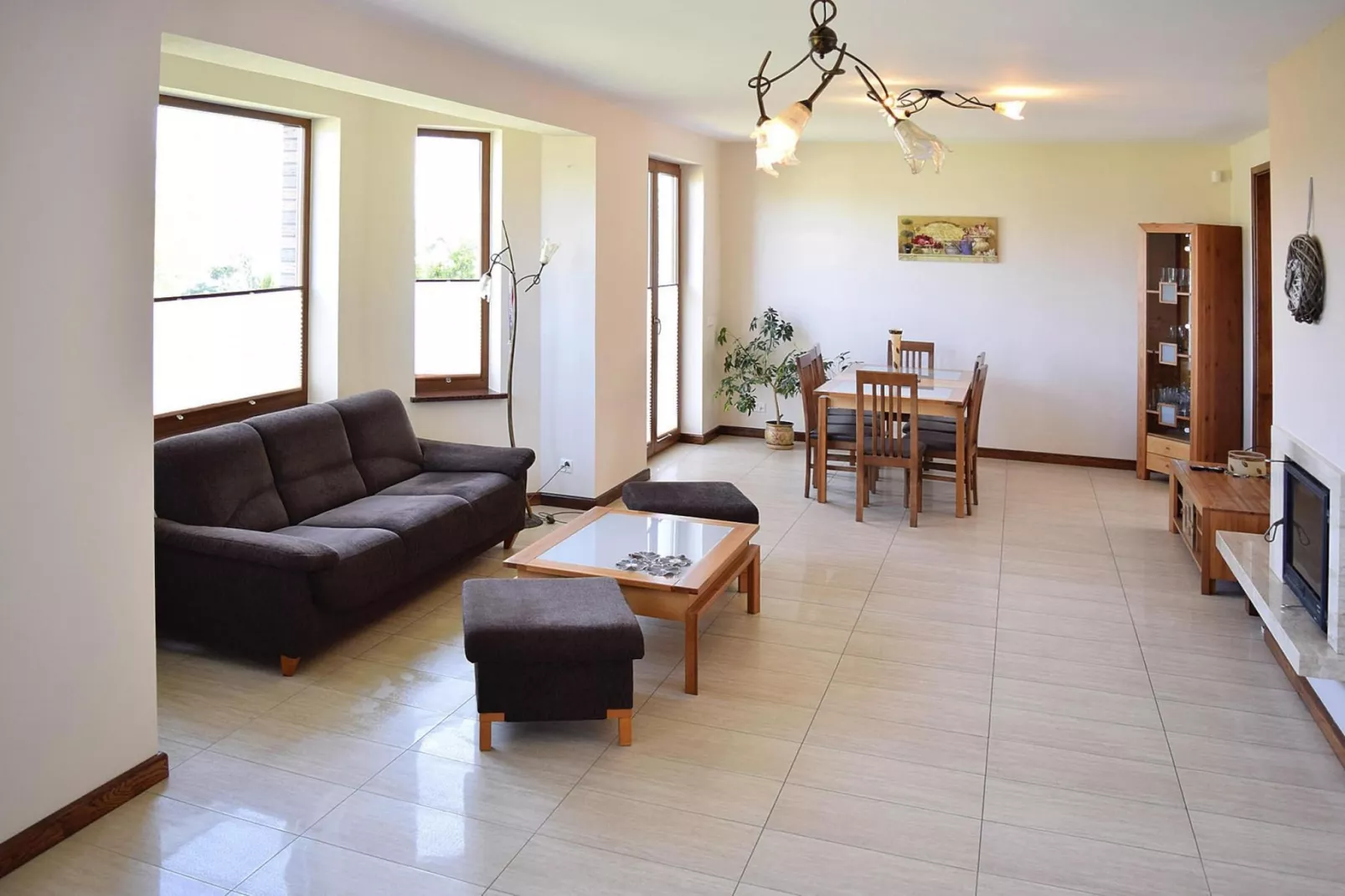 Holiday home at the lake in Kiedrowice-Woonkamer