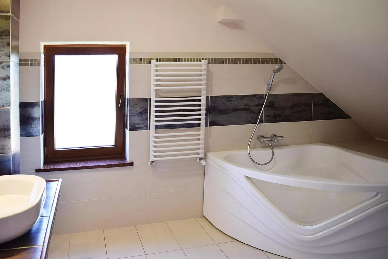 Holiday home at the lake in Kiedrowice-Badkamer