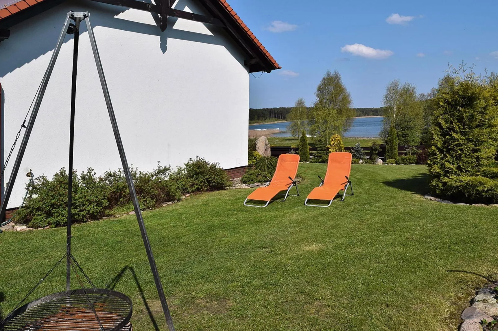 Holiday home at the lake in Kiedrowice-Tuinen zomer