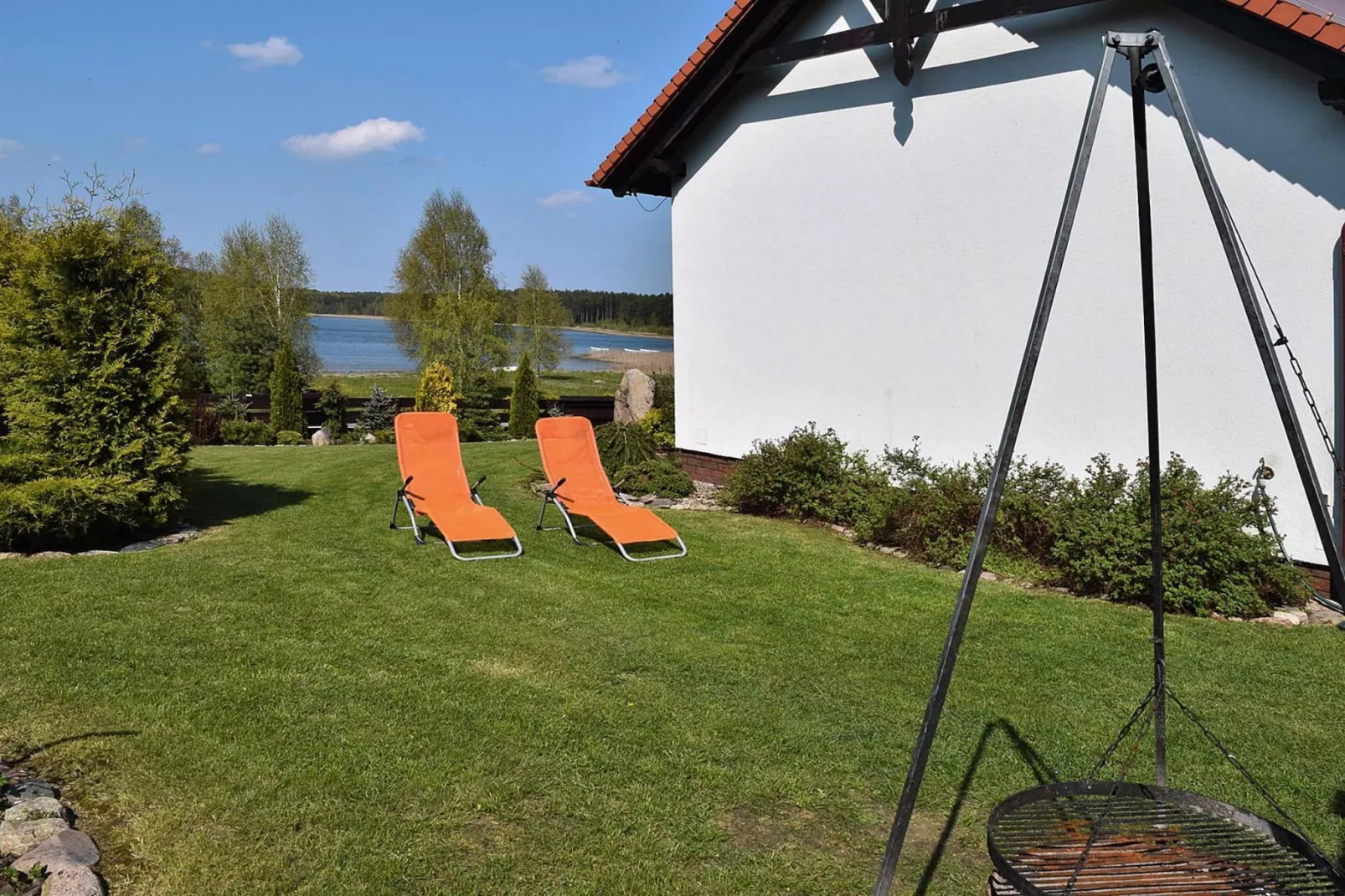 Holiday home at the lake in Kiedrowice-Tuinen zomer