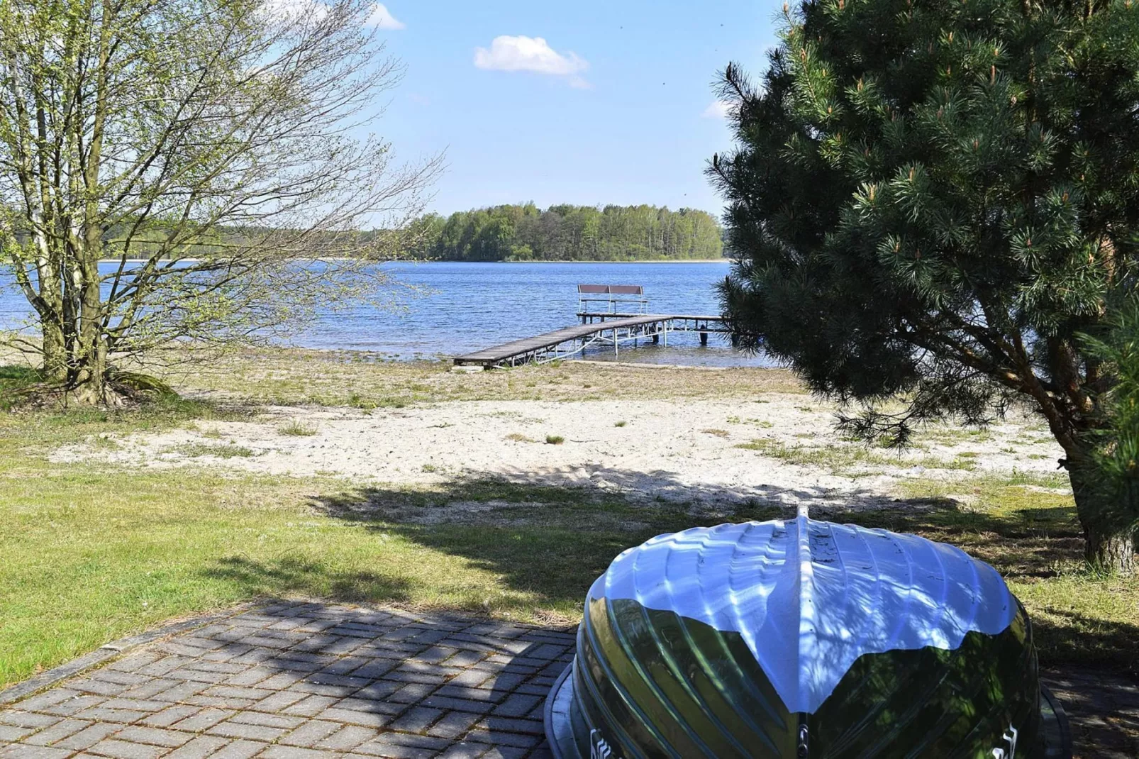 Holiday home at the lake in Kiedrowice-Tuinen zomer