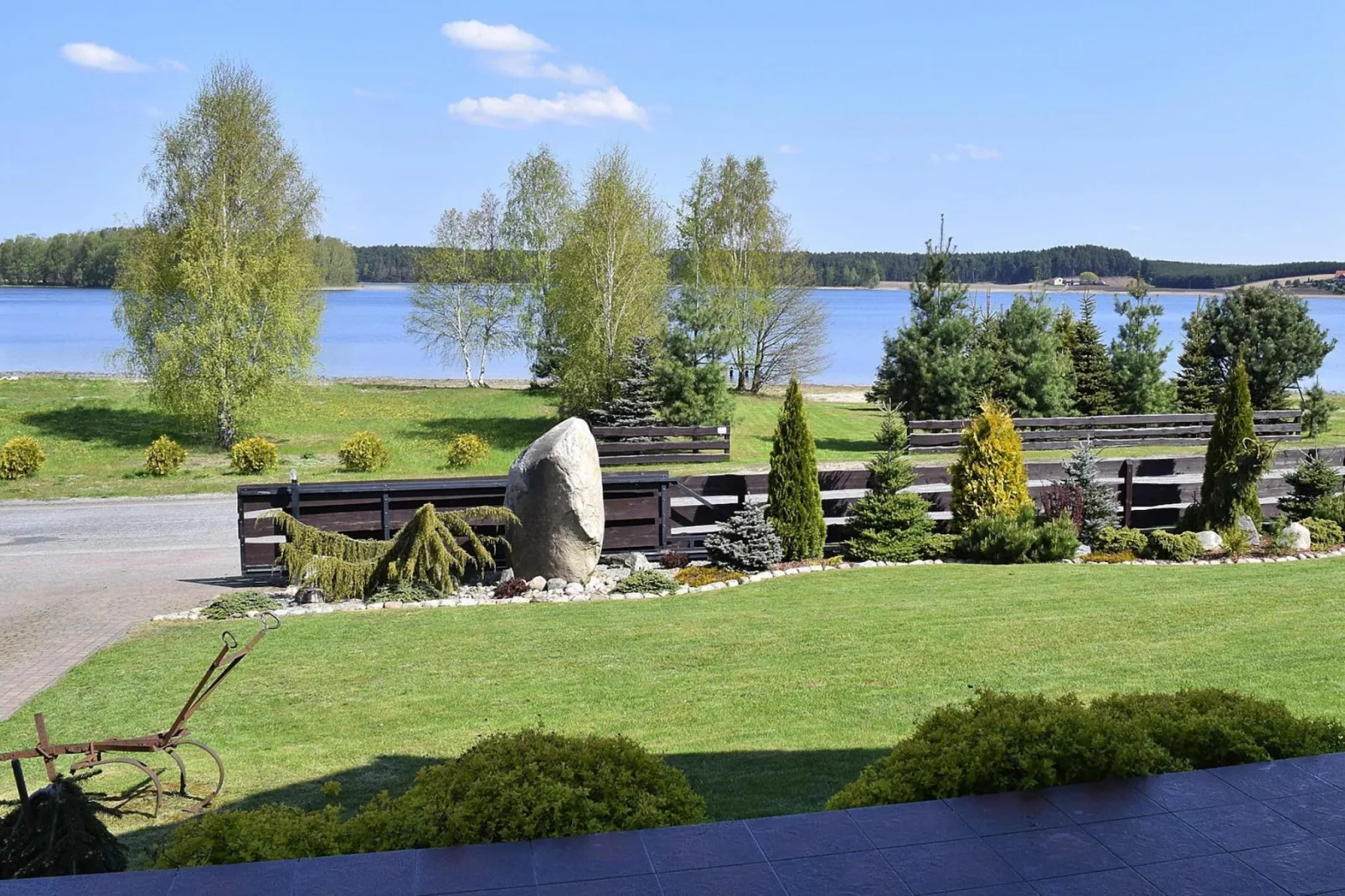 Holiday home at the lake in Kiedrowice-Tuinen zomer
