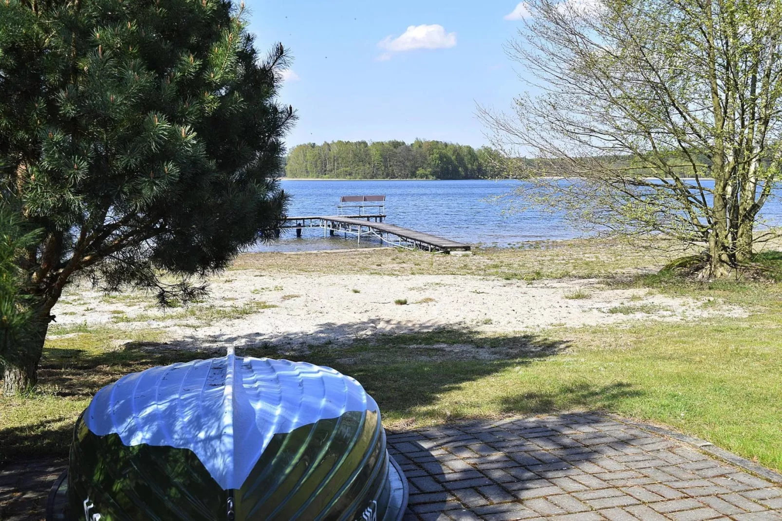 Holiday home at the lake in Kiedrowice-Tuinen zomer