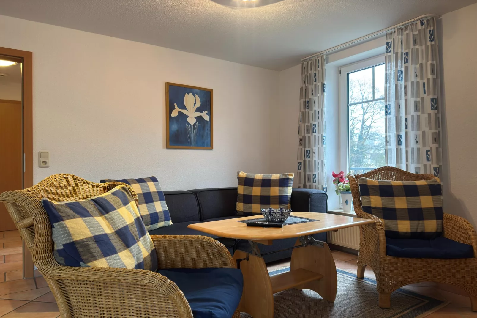 Bernstein mit Balkon am Sandstrand-Woonkamer
