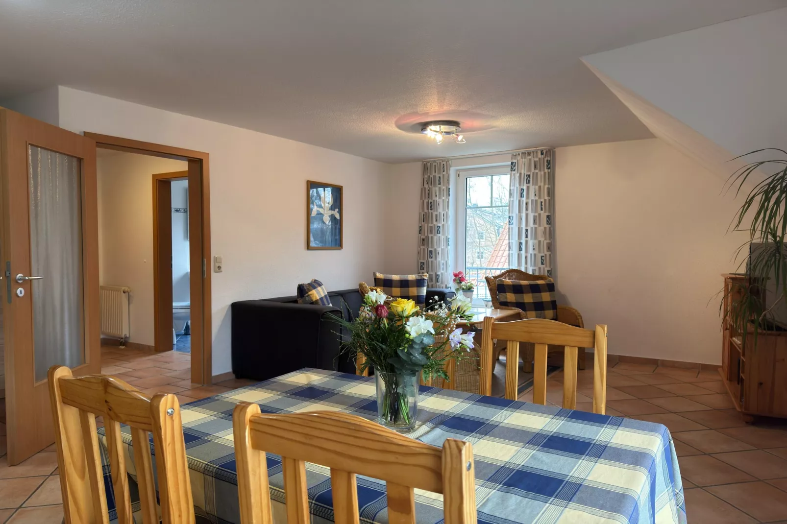 Bernstein mit Balkon am Sandstrand-Woonkamer