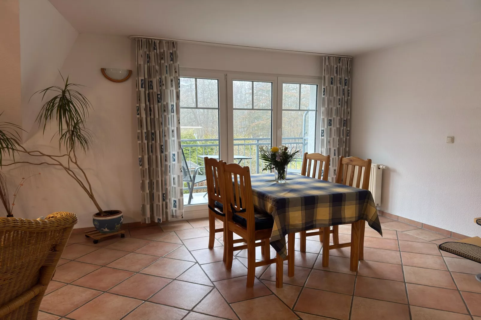 Bernstein mit Balkon am Sandstrand-Woonkamer