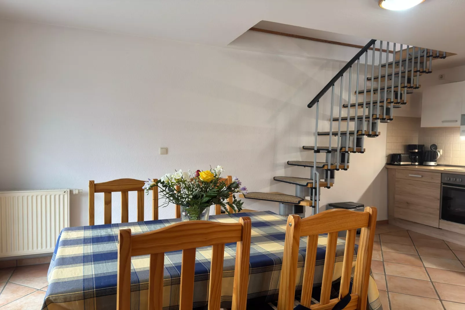 Bernstein mit Balkon am Sandstrand-Woonkamer