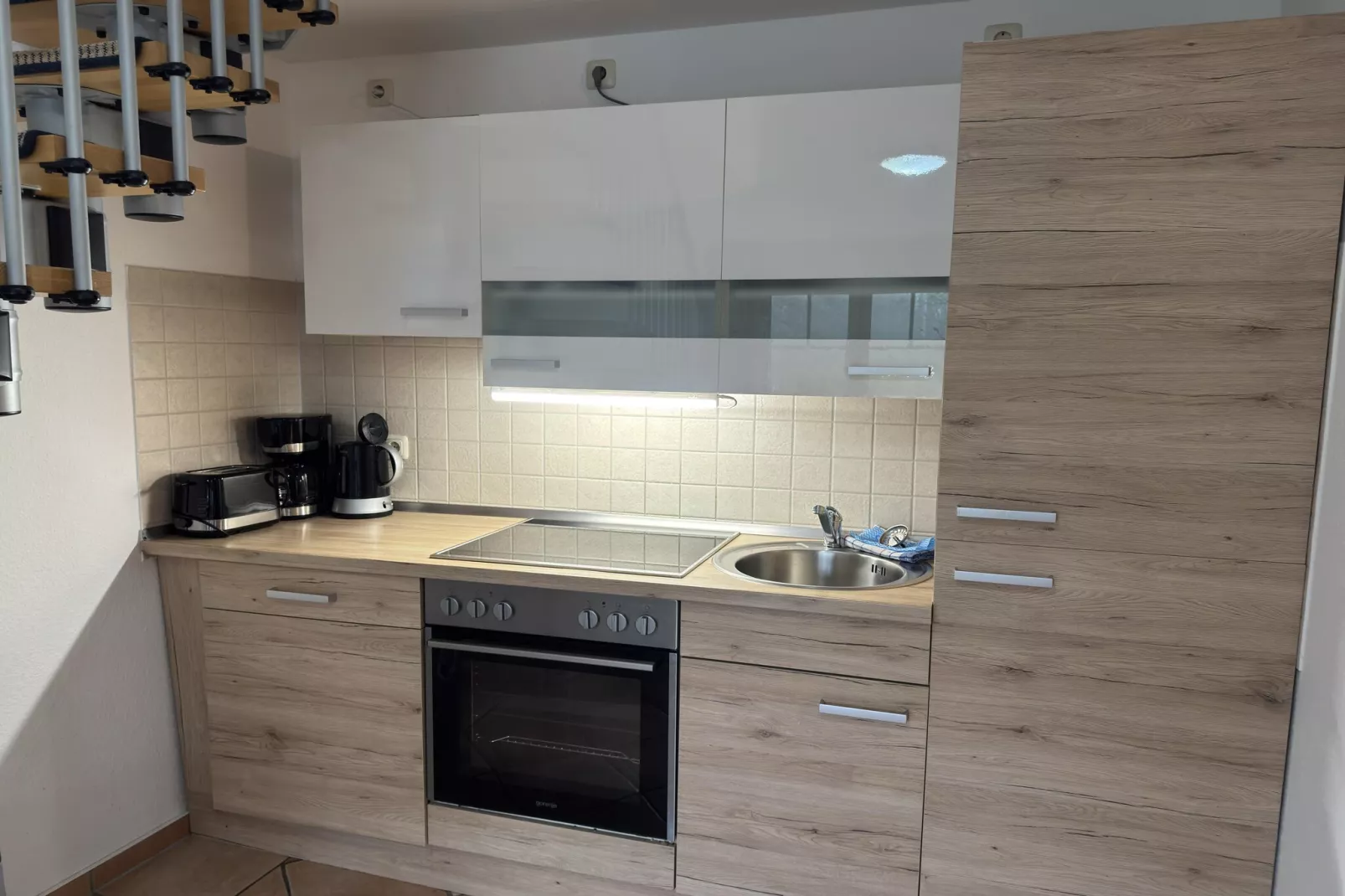 Bernstein mit Balkon am Sandstrand-Keuken