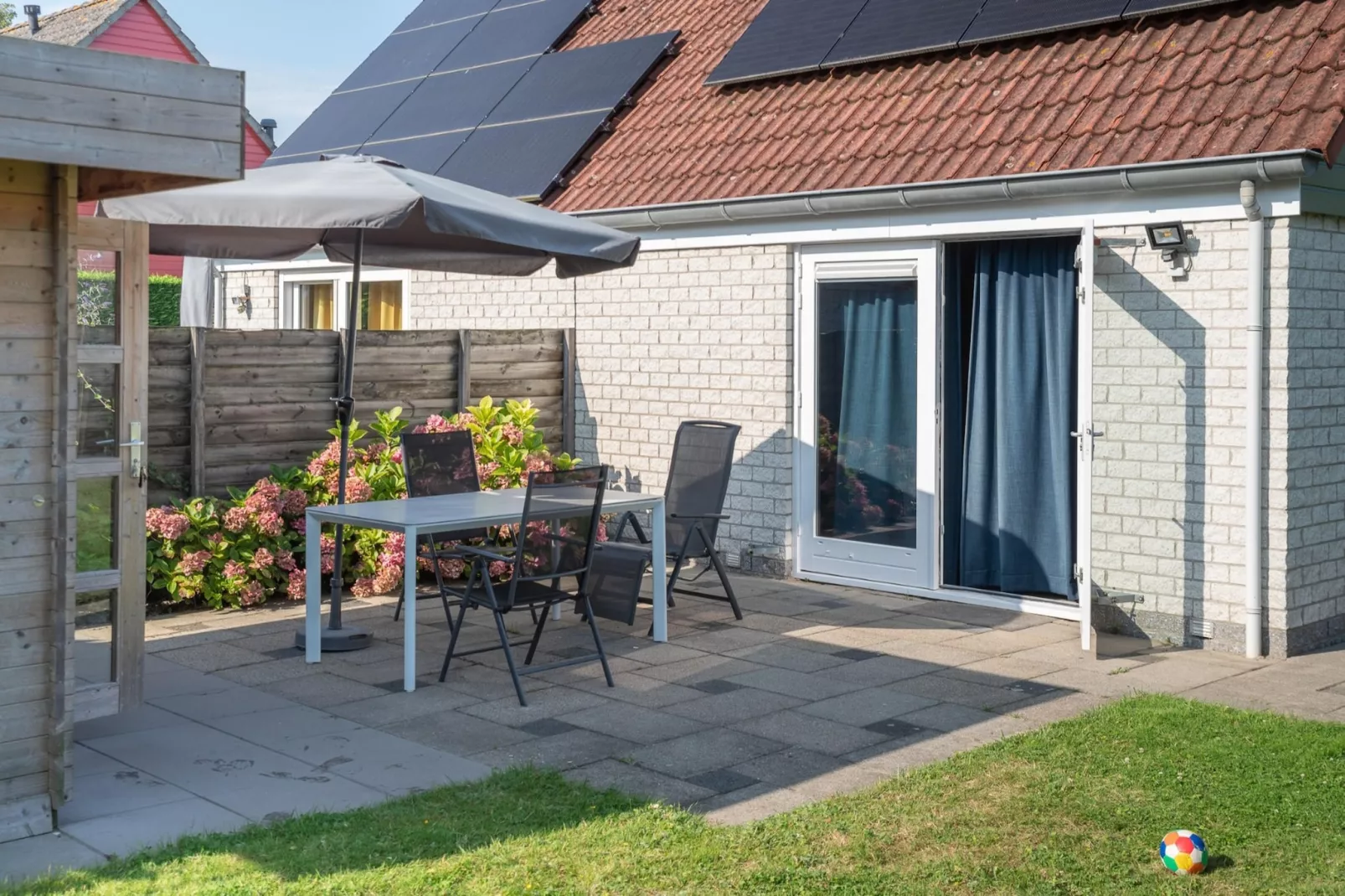 Villapark De Oesterbaai 6-Tuinen zomer