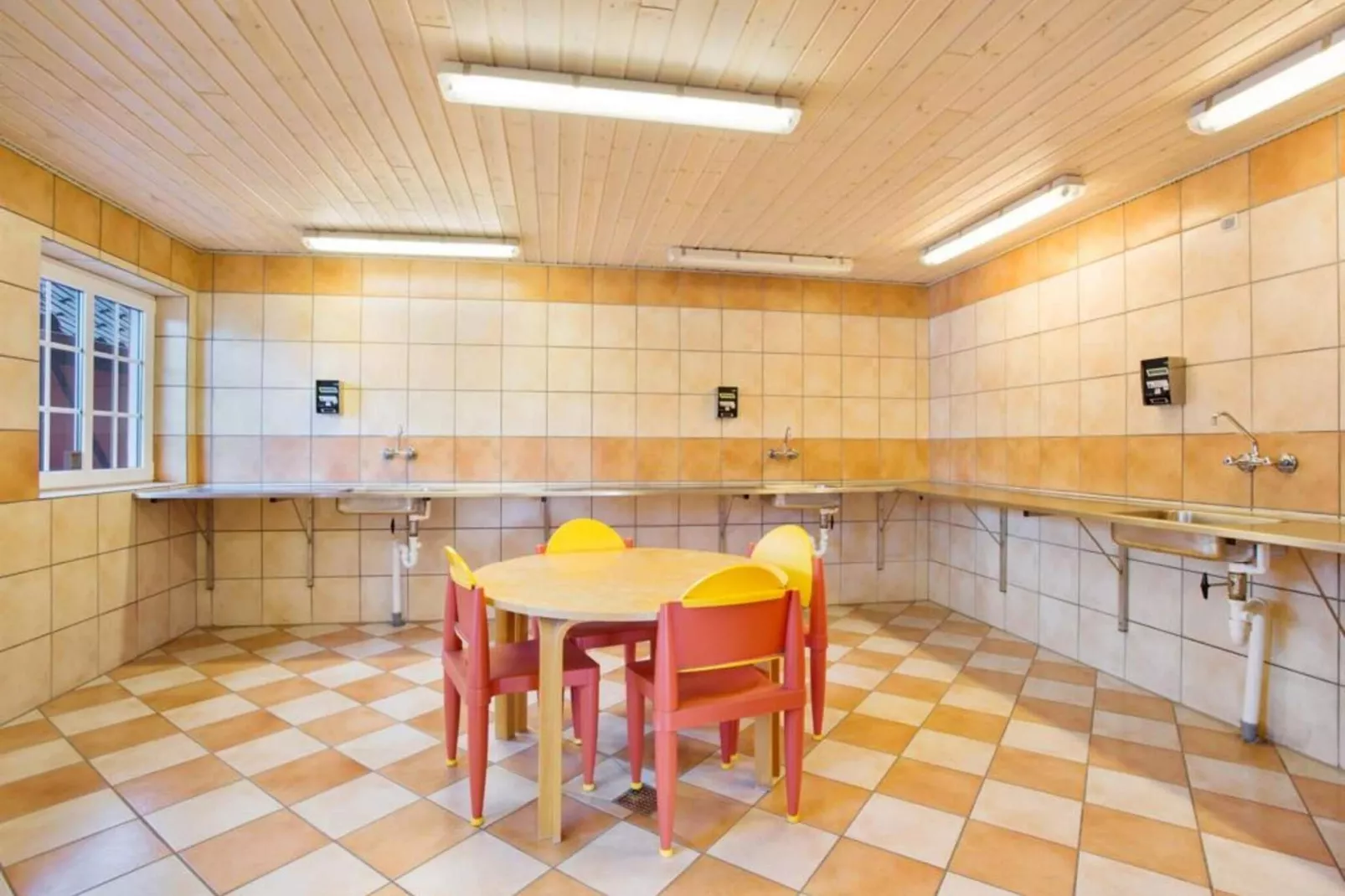 Poollejlighed til 4 personer-Binnen
