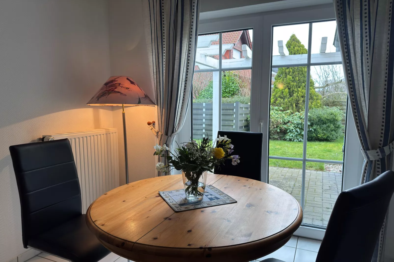 Die kleine Villa L-Eetkamer