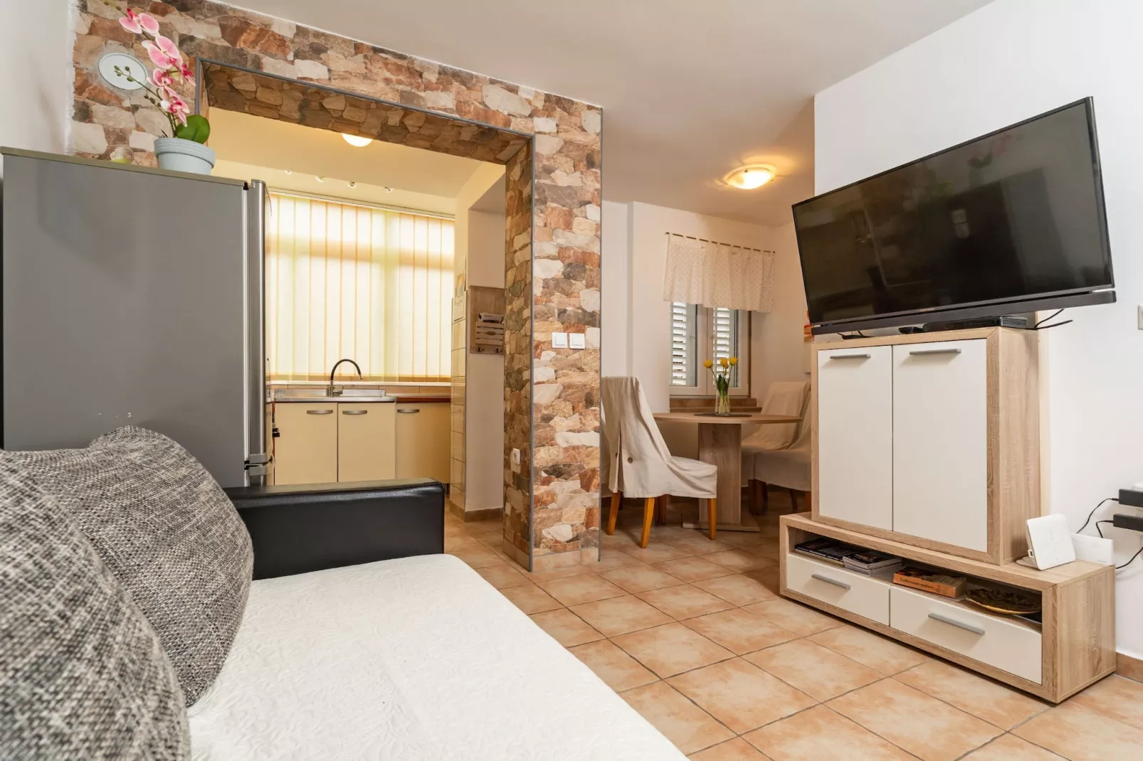 Apartment Lolo - Two Bedroom Apartment with Loggia and Street View-Woonkamer